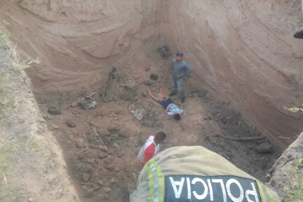 Rescatan a un niño que cayó en un pozo de seis metros de profundidad