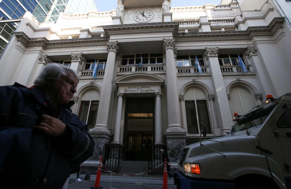 CENTRO DE LAS MIRADAS. Los operadores financieros monitorean a diario la evolución de las reservas del Banco Central, ante la presión del dólar. 