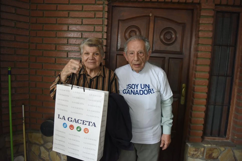 BUENAS NUEVAS. Roberto y Ana María no pudieron creer la noticia cuando se enteraron. Llevan décadas participando del entretenimiento. 