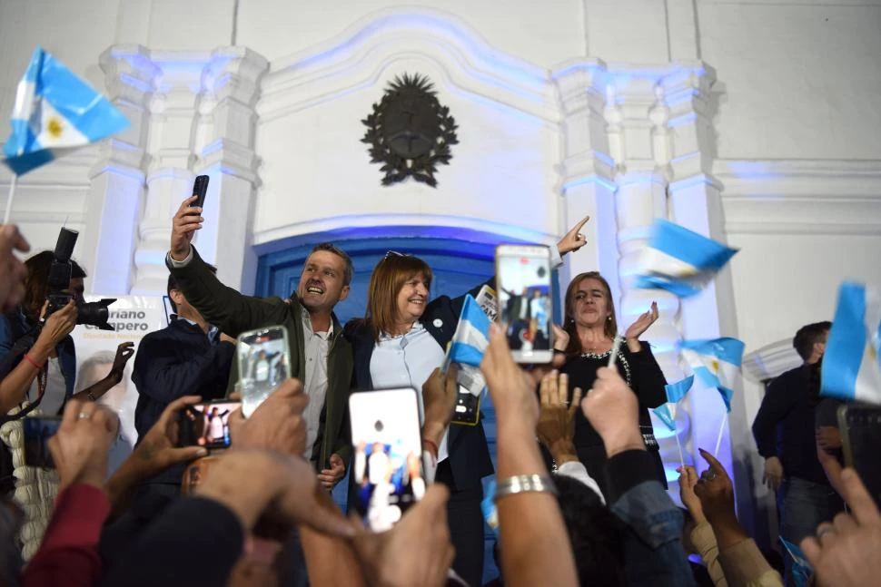 EN LA CASA HISTÓRICA. Celulares registran las sonrisas de Campero y de Bullrich durante el acto de ayer. 