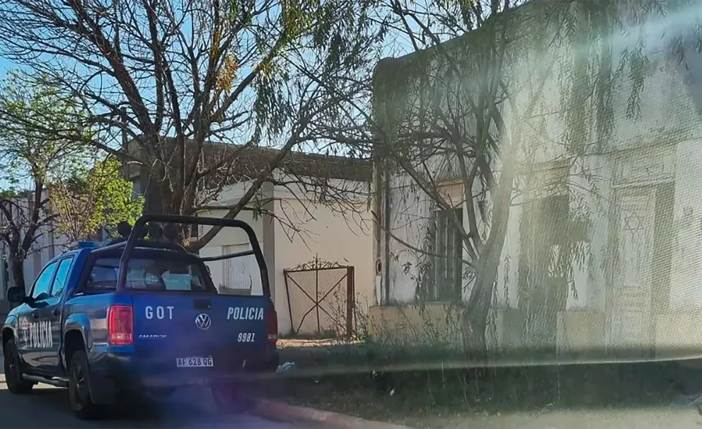 La Policía frente a la sinagoga incendiada
