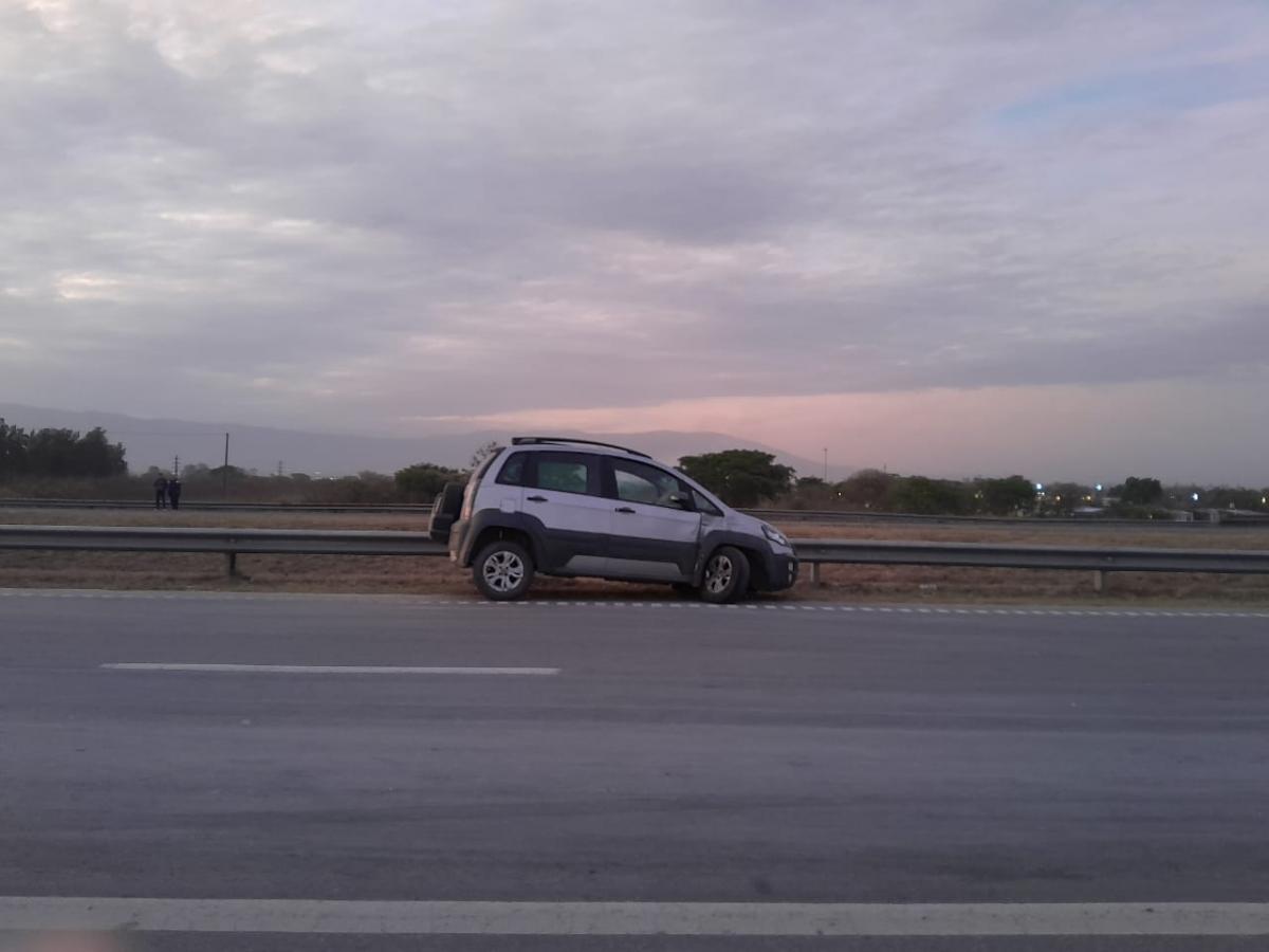 El auto en el que viajaban el Arzobispo y el Obispo Auxiliar de Tucumán.