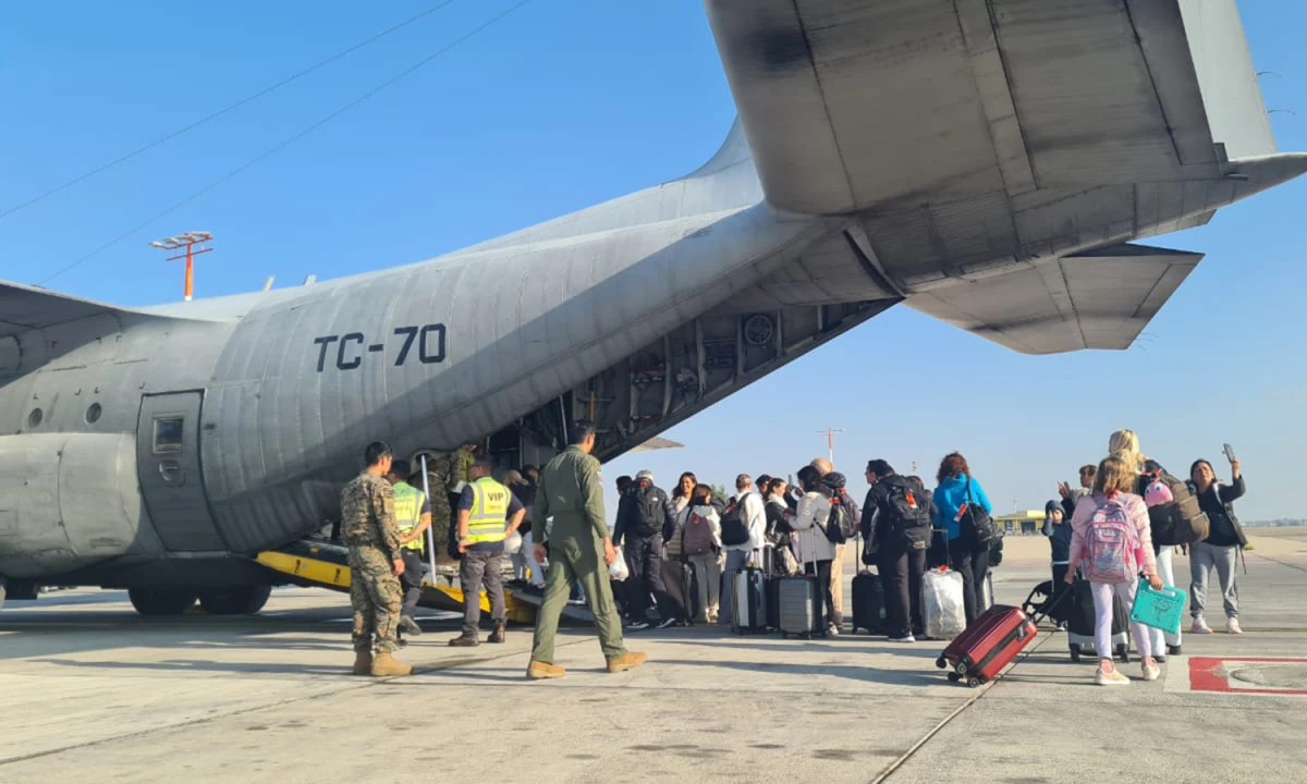 CUIDADOS. El Hércules C130 es una nave sin muchas comodidades, por eso se sumó el Boeing 737 para buscar a los pasajeros de mayor edad. 