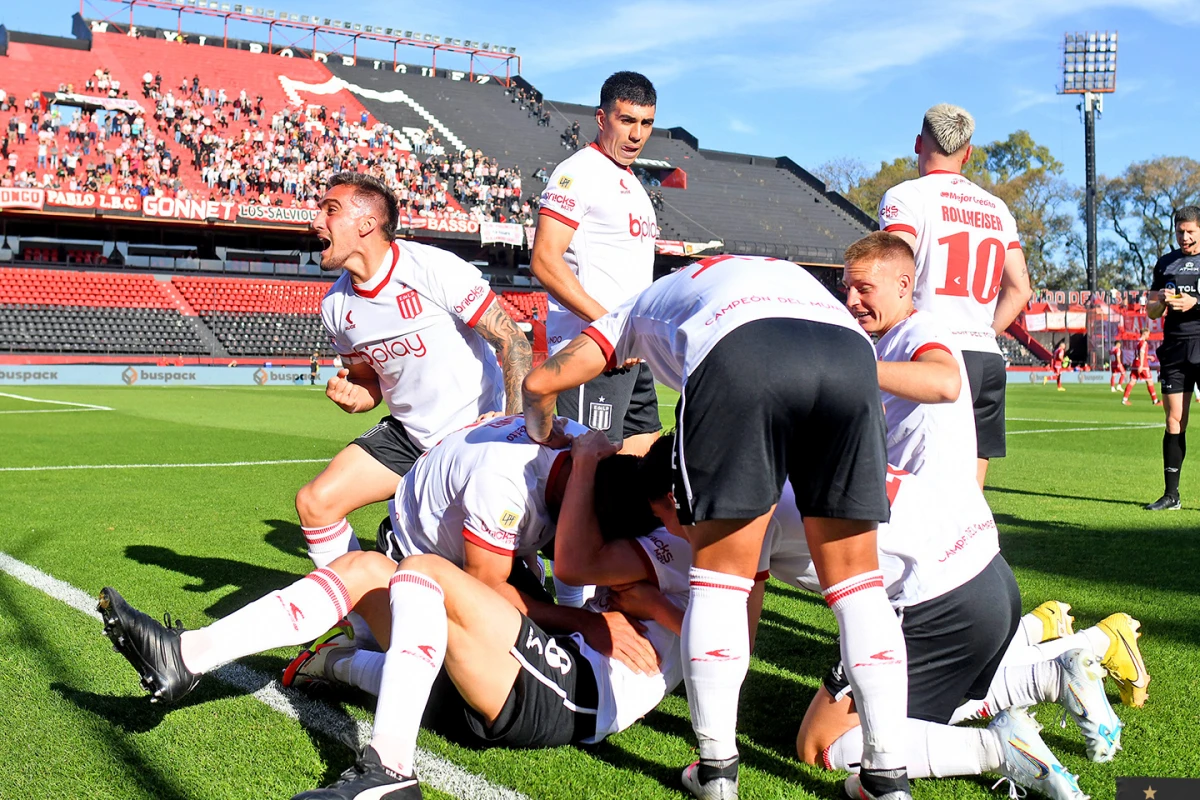 FESTEJO. Ante la poca gente que fue a ver el encuentro, los jugadores de Estudiantes mostraron su alegría.