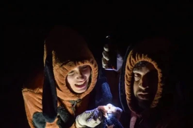 Dos seres que aúllan por una caricia en “La perrera súperstar”