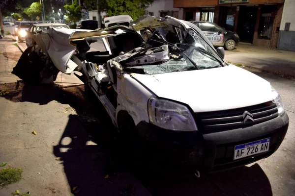El arzobispo participó de un triple accidente en la autopista, en el que falleció un automovilista