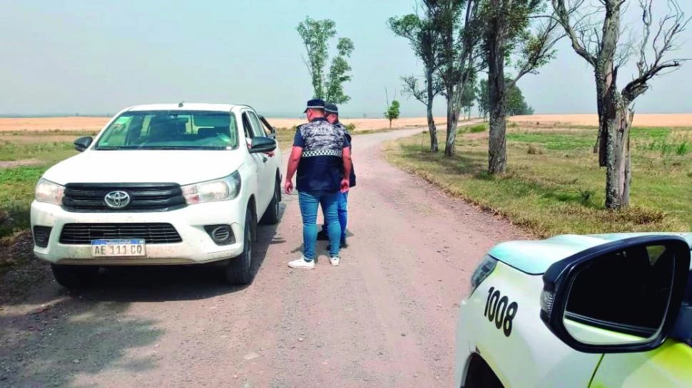 HORAS ANTES. La policía inspeccionó la finca y charló con su encargado.