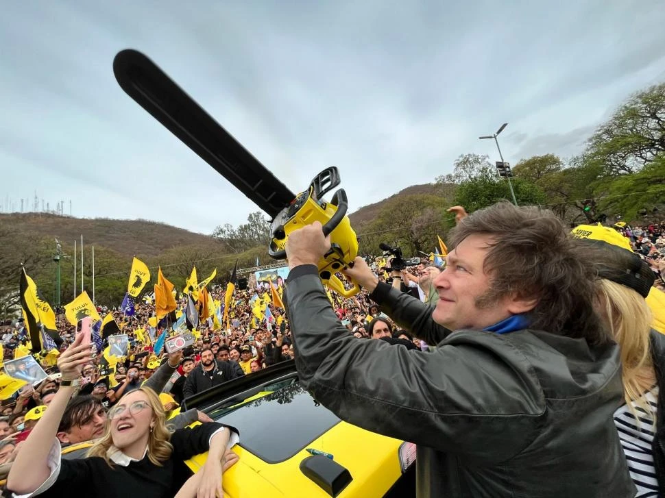 CON LA MOTOSIERRA. Javier Milei.