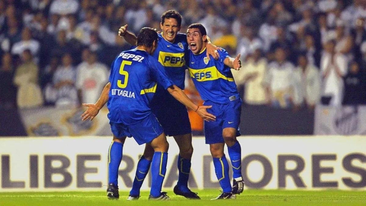 EMOCIÓN. Carlos Tevez celebra junto a Diego Cagna y Sebastián Battaglia, en la Libertadores 2003. FOTO TOMADA DE CRÓNICA.