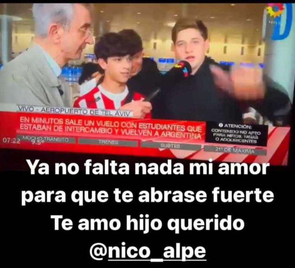 NICOLÁS ALPEROVICH. Los jóvenes pudieron hablar con la prensa antes de subir al avión.