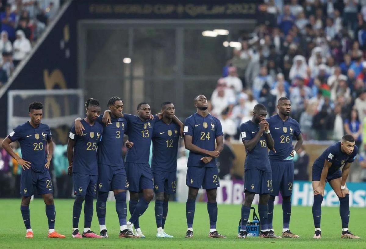 TRISTEZA. Los jugadores de Francia se lamentan al caer por penales ante Argentina. FOTO TOMADA DE TWITTER.