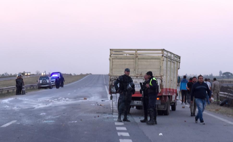 OPERATIVO. La Policía durante las tareas para preservar la escena del hecho. Así quedaron el camión y el auto Fiat que manejaba el arzobispo. LA GACETA / FOTOs DE JOSé NUNO