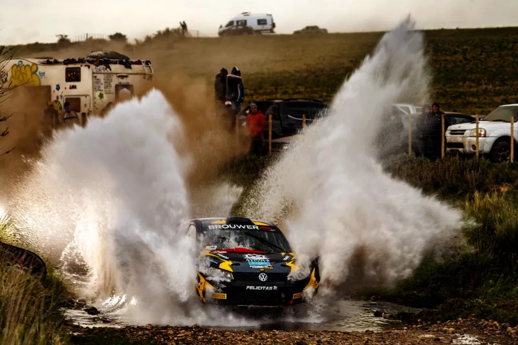 DIVERTIDO. En el llano bonaerense, un vado es un buen punto para ver el paso de los autos. El VW Gol de Lord se lució allí. FOTO DE RALLY ARGENTINO