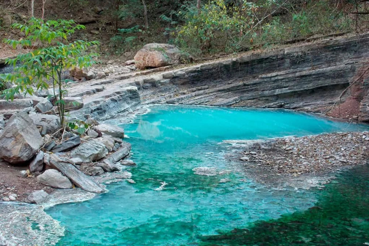 El oasis natural oculto en el Norte argentino, de aguas cristalinas turquesa