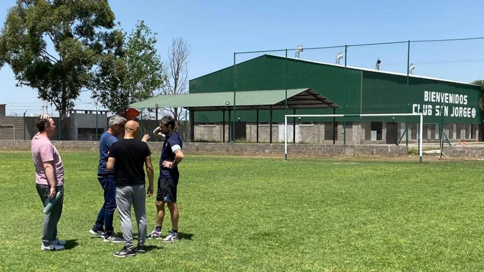 VERDE CÉSPED. El campo de juego del estadio de San Jorge fue recuperado prácticamente en tiempo récord. Ayer recibió el visto bueno del cuerpo técnico. fotos de daniel coronel