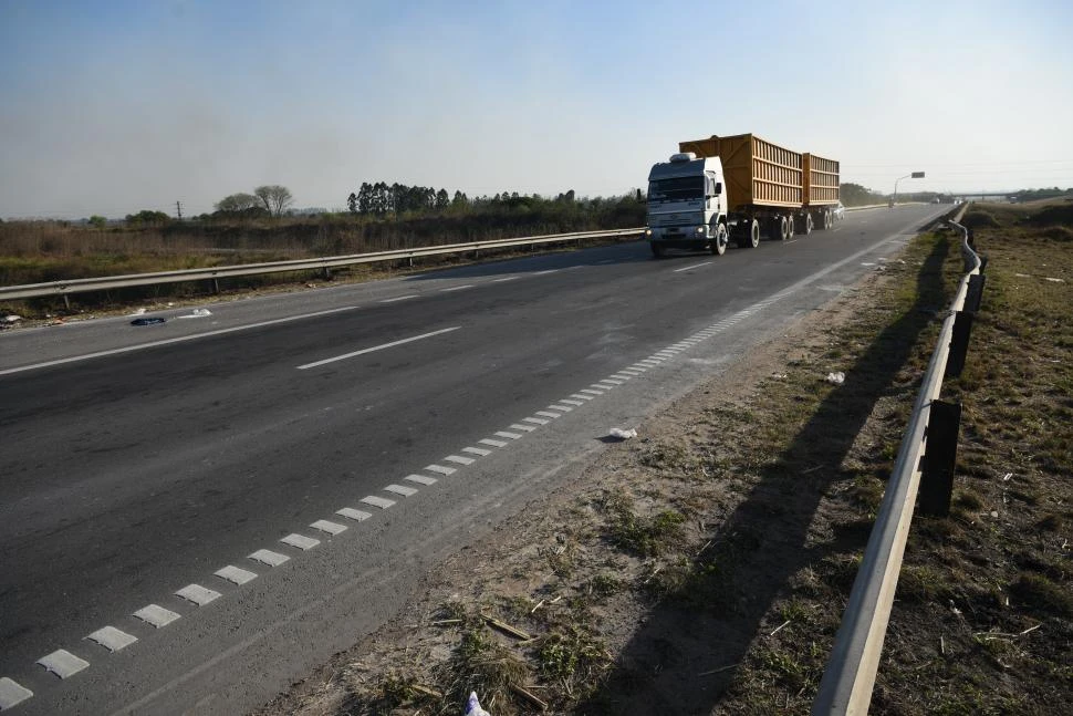 PELIGRO LATENTE. Los vecinos de la autopista advierten que los conductores pasan a alta velocidad y que el tránsito de camiones es muy frecuente. LA GACETA / FOTO DE DIEGO ÁRAOZ