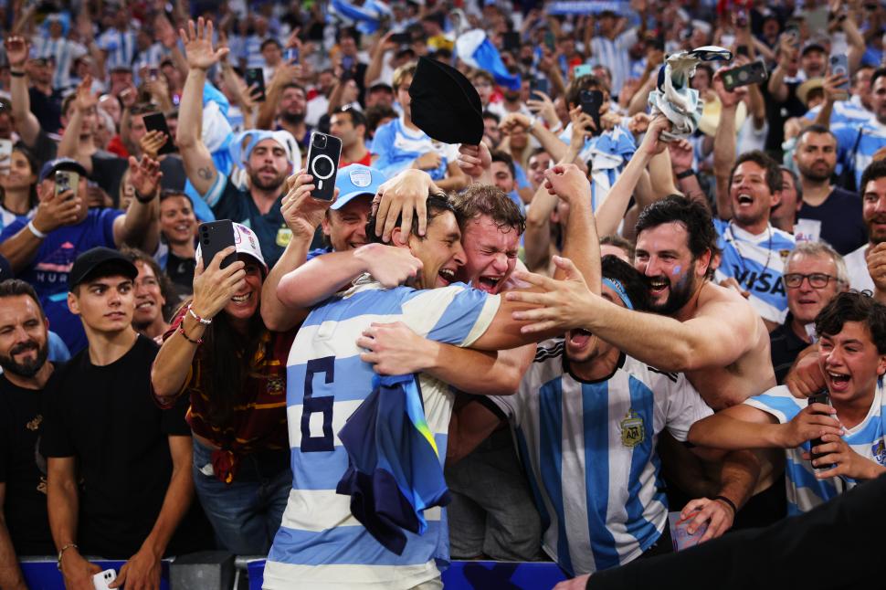 ESE ABRAZO DEL ALMA. El mendocino Juan Martín González (de gran partido) se abraza con sus amigos luego del triunfazo sobre los “Dragones” galeses. fotos de reuters - christian más - prensa uar