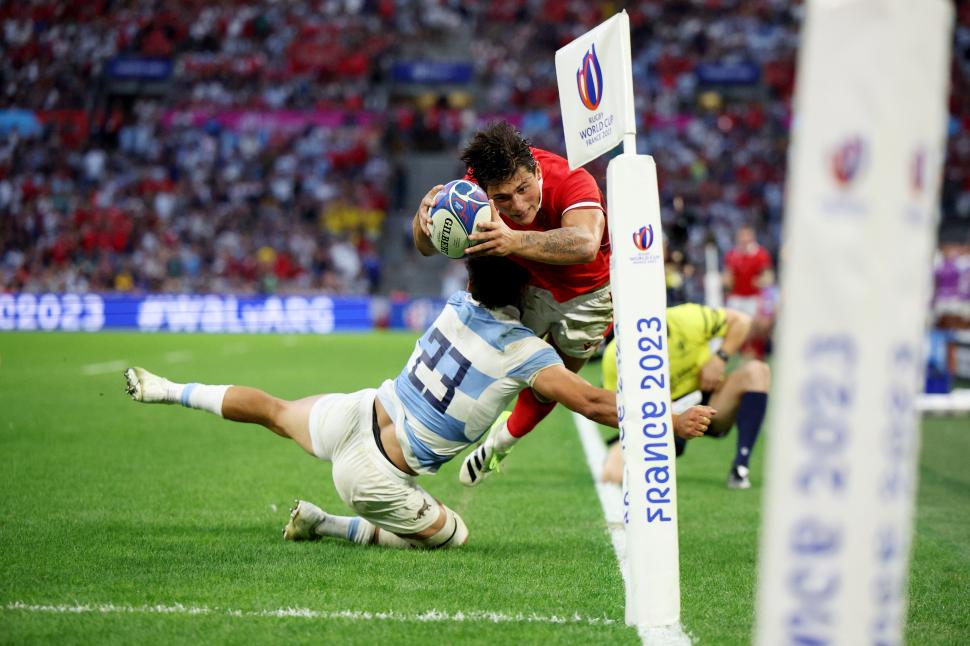 DE PELÍCULA. Moroni saca de la cancha a Rees-Zammit en pleno vuelo.