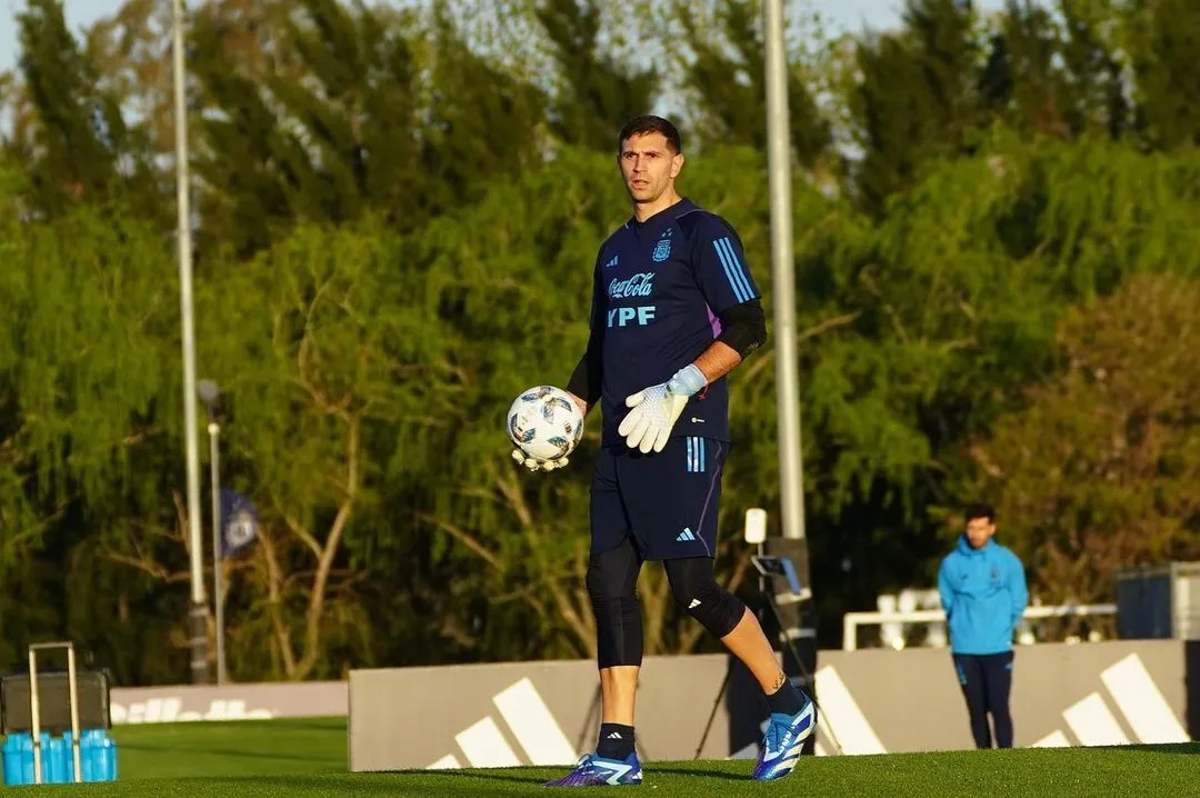 “Dibu” Martínez va por un nuevo récord en la Selección Argentina