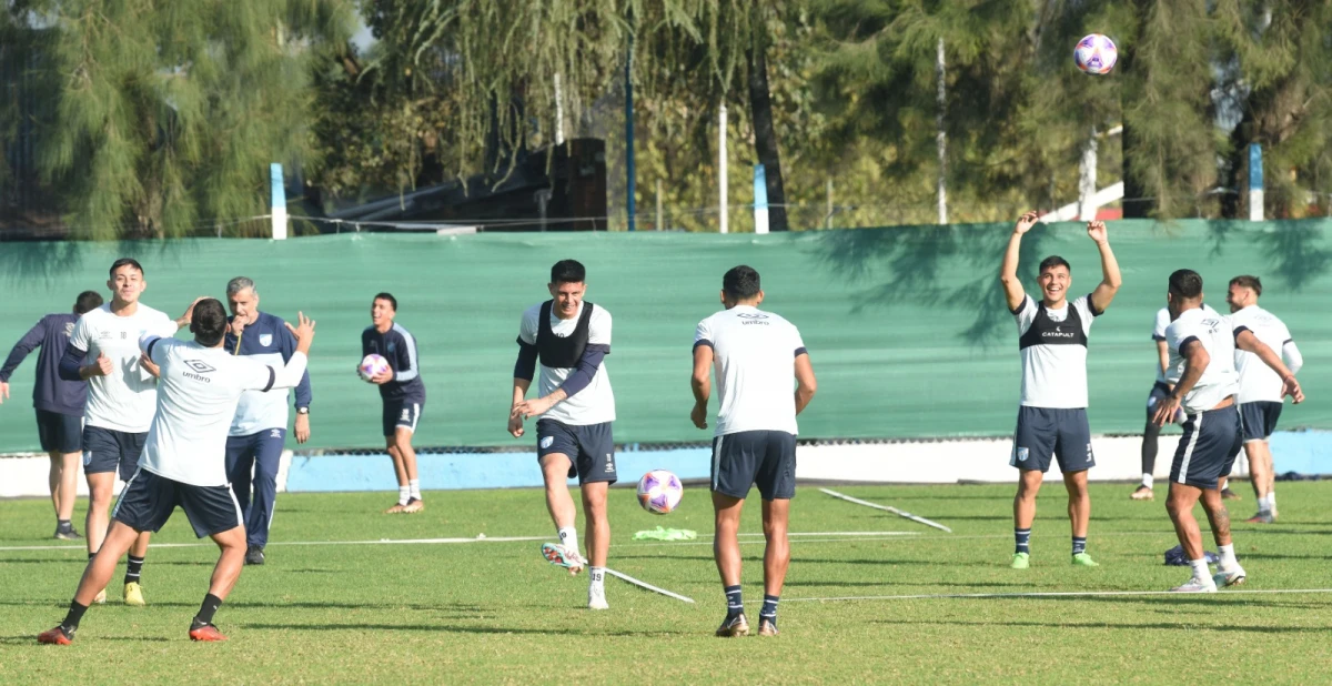 Ricardo Somma marca el ritmo del entrenamiento con su silbato. 