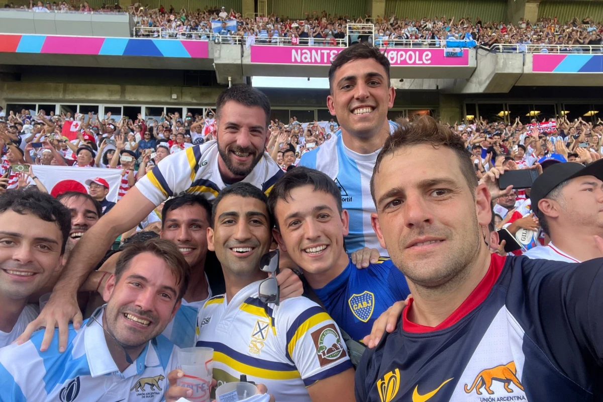 El grupo de jugadores de Lawn Tennis, con López Islas incluido (arriba a la izquierda), pudo tomarse una foto con Nicolás Sánchez luego del triunfo ante Japón. El apertura se formó como jugador en el club del Parque 9 de Julio.