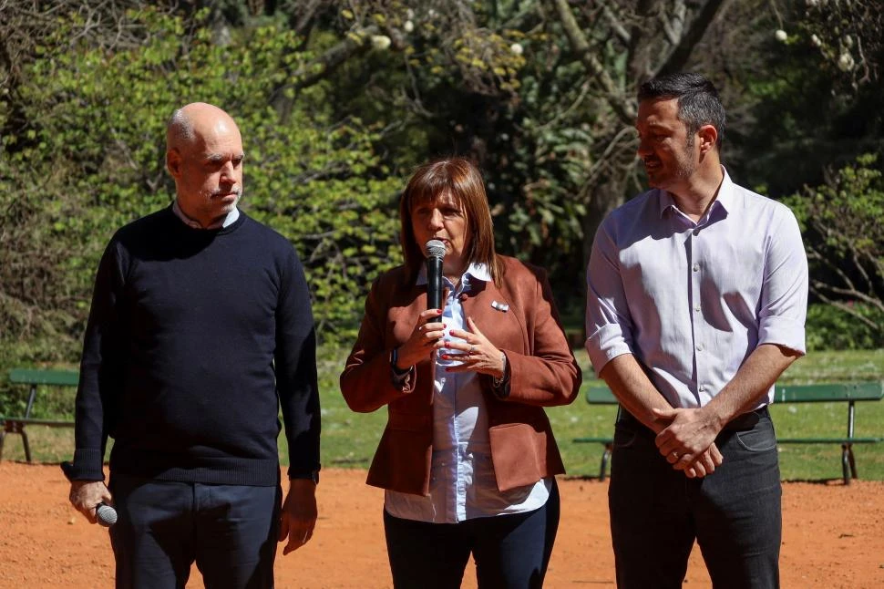 EL EQUIPO DE JUNTOS POR EL CAMBIO. La candidata Bullrich, acompañada por Rodríguez Larreta y Petri. reuters