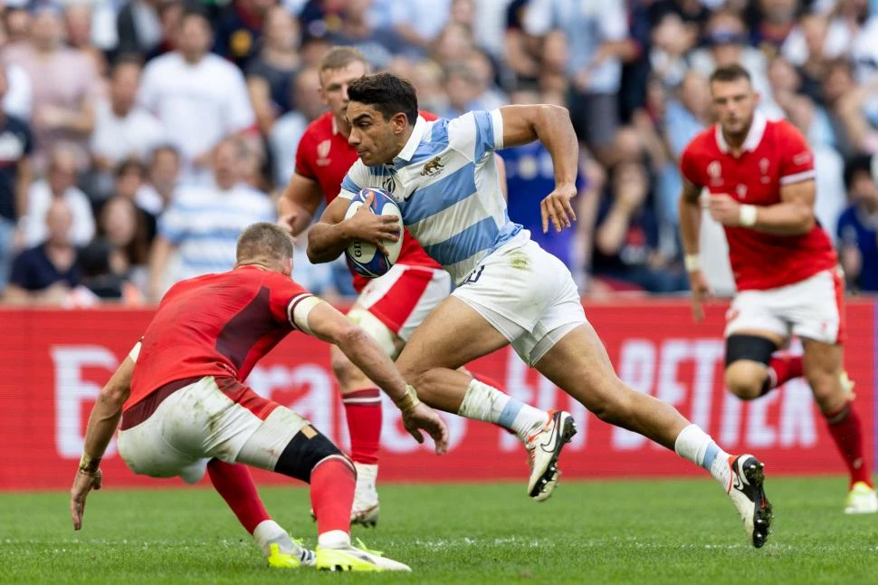 BUSCANDO EL ESPACIO. El cordobés Santiago Carreras levantó el nivel con el ingreso de Tomás Cubelli, que le dio mayor dinámica a la distribución del juego. El staff técnico deberá definir cuáles serán los conductores frente a los All Blacks.