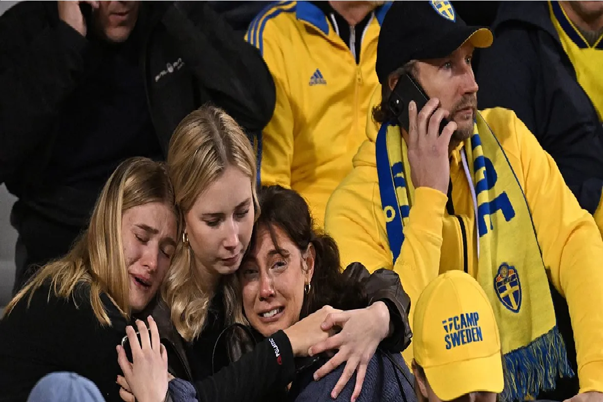 EN LA TRIBUNA. Los hinchas se enteran de la noticia en la el estadio Rey Balduino de Bélgica.