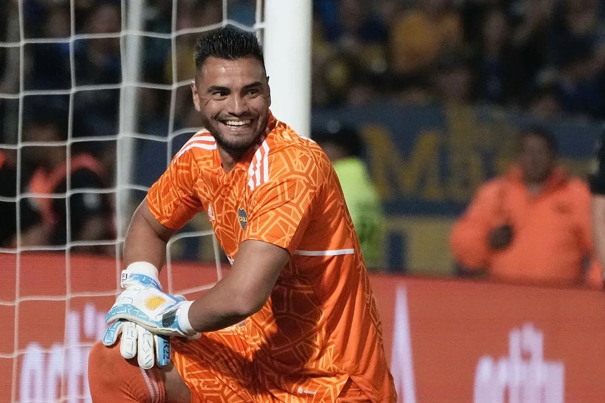 SONRISA PÍCARA. Romero no oculta su felicidad, luego de los remates desviados de Bustos y Benavidez. FOTO DE BOCAJRSOFICIAL.