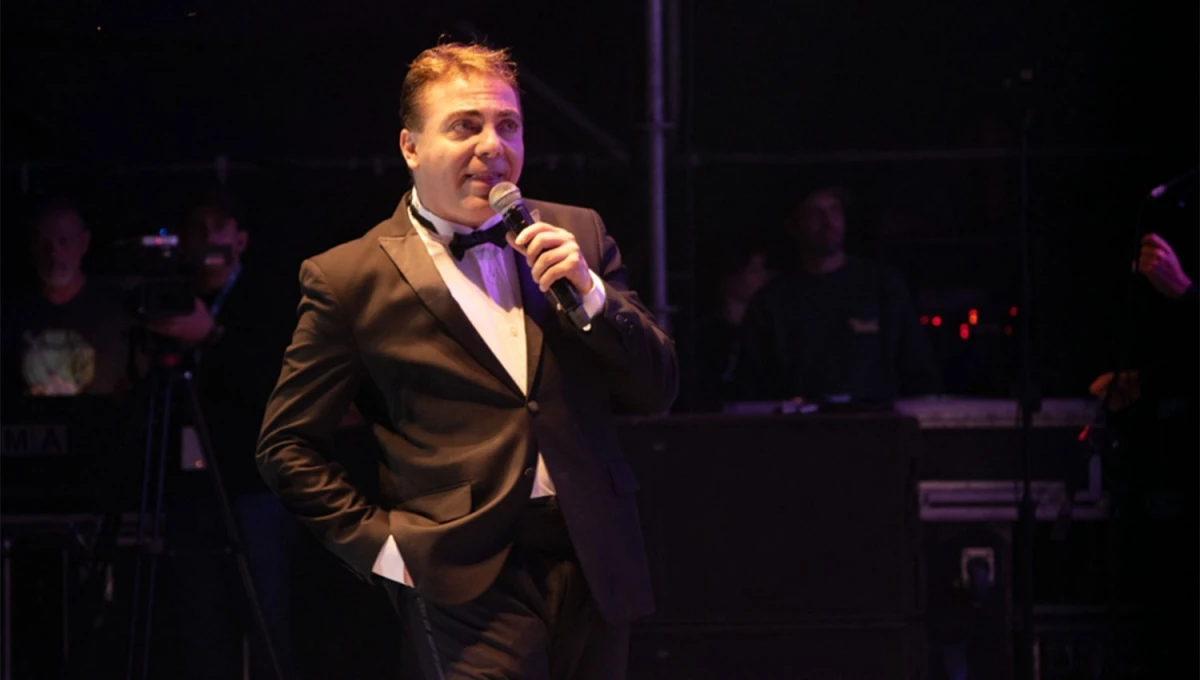 EL MÁS ESPERADO. Cristian Castro lució un smoking para cerrar el Festival del Caballo, en Trancas