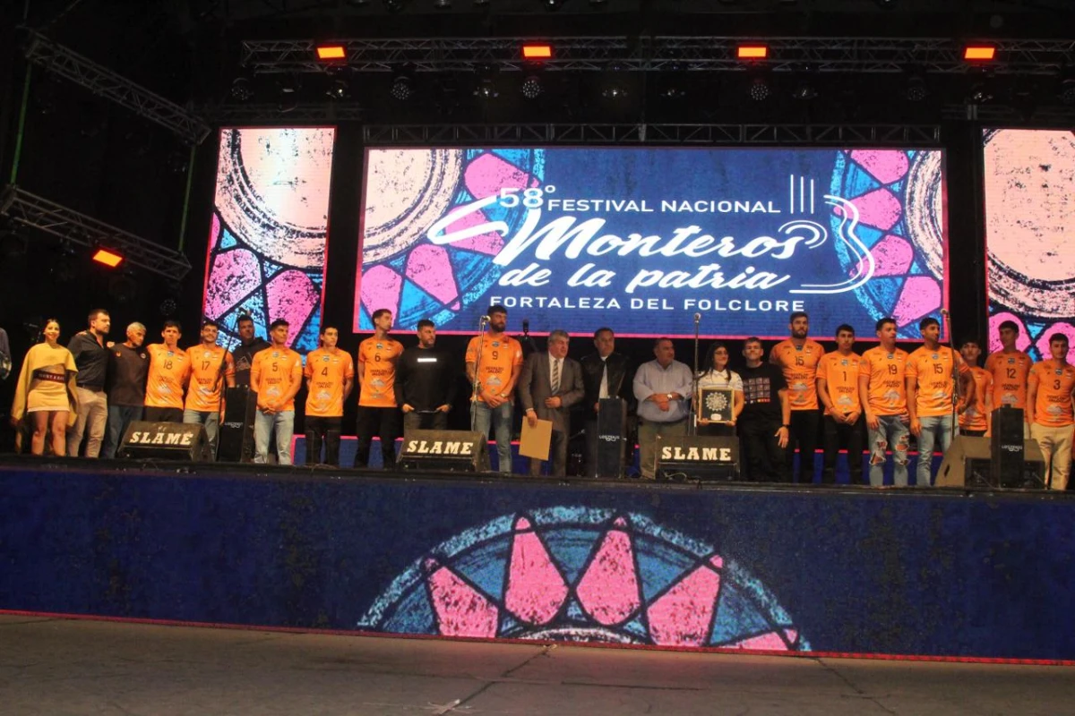 COMO UN GRUPO MUSICAL. Encabezados por su capitán Lucas Frontini (con la camiseta 9), el plantel de Monteros Voley subió al escenario.