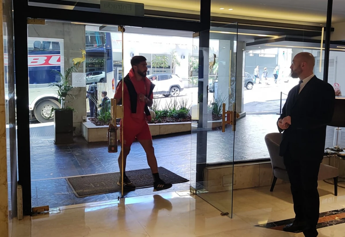 ENFOCADOS. Emanuel Dening ingresa al hotel, acompañado del tradicional kit matero, en la previa a un duelo crucial. LA GACETA/FOTO DE BENJAMÍN PAPATERRA. 