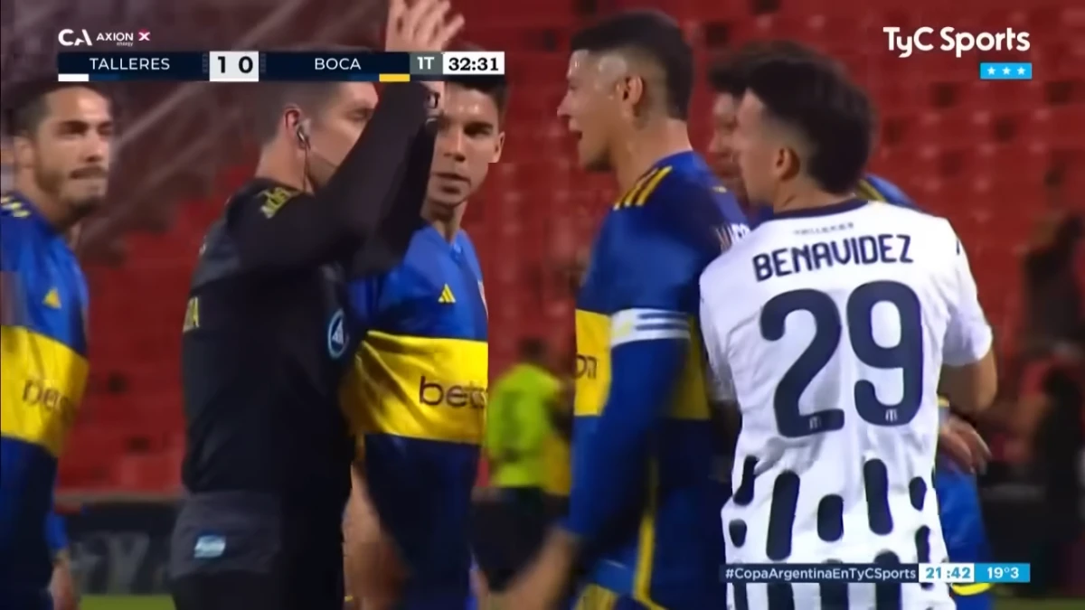 RECLAMOS. Tras la primera infracción, los jugadores de Boca se acercaron a pedir penal a Echenique. CAPTURA DE VÍDEO. 