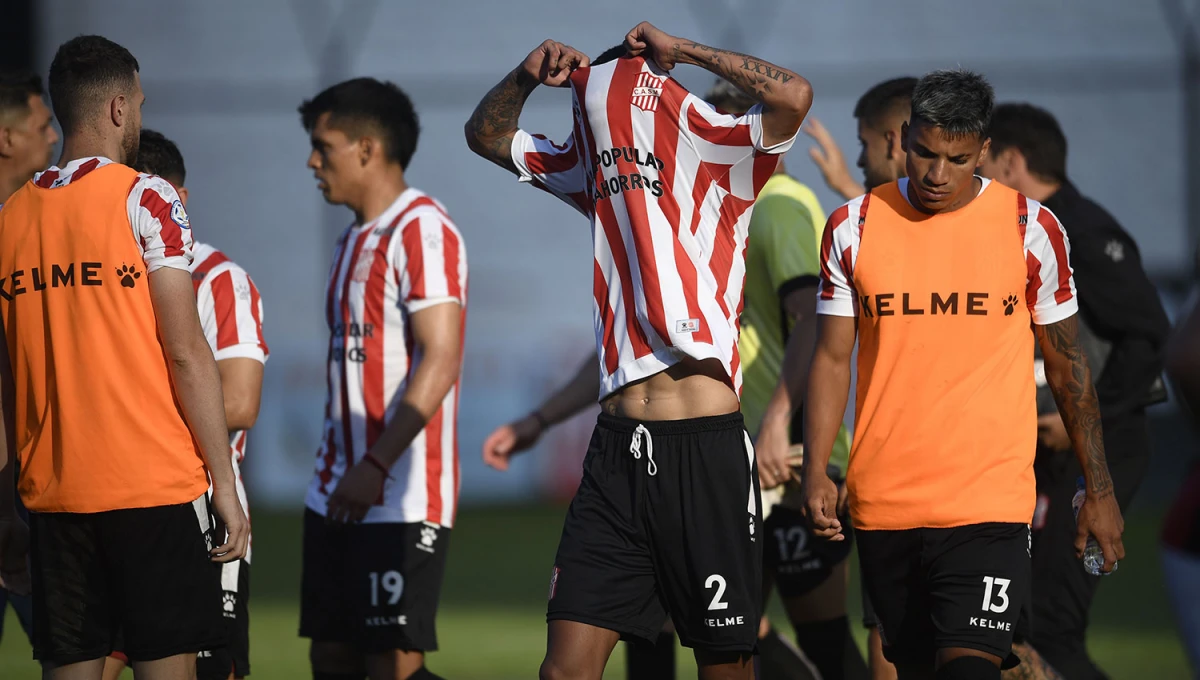 INCREÍBLE. Juan Orellana se tapó la cara cuando se consumó la derrota impensada de San Martín ante Defensores de Belgrano.