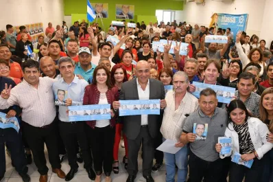 En una reunión con trabajadores farmacéuticos, Manzur pidió el voto para Sergio Massa