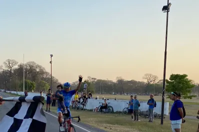 Castillo pedaleó hacia la meta con su hijo en brazos