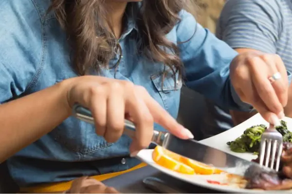 A qué hora cenar para sentirse lleno y evitar subir de peso, según Harvard