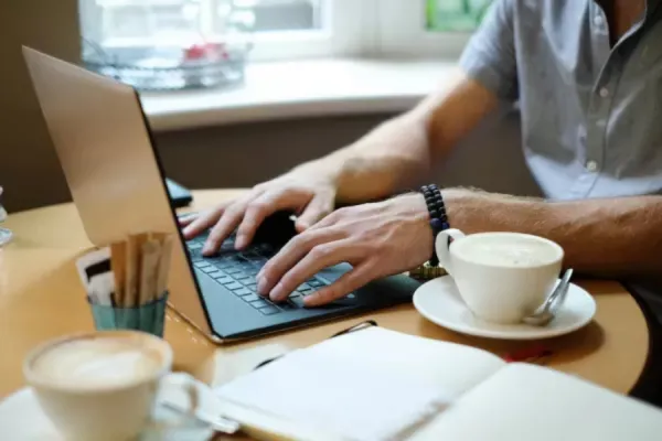Cómo triunfar en la búsqueda de trabajo remoto y aumentar tus ingresos en dólares