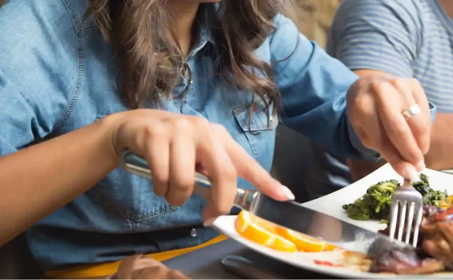 A qué hora cenar para tener mayor saciedad y disminuir el aumento de peso