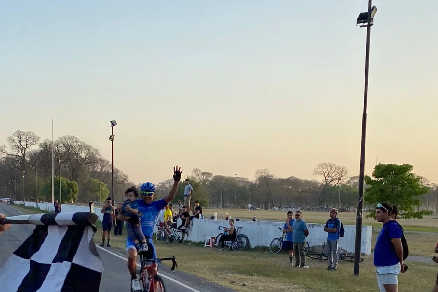 EMOCIONANTE. La bandera a cuadros recibió a Carlos y su hijo. 