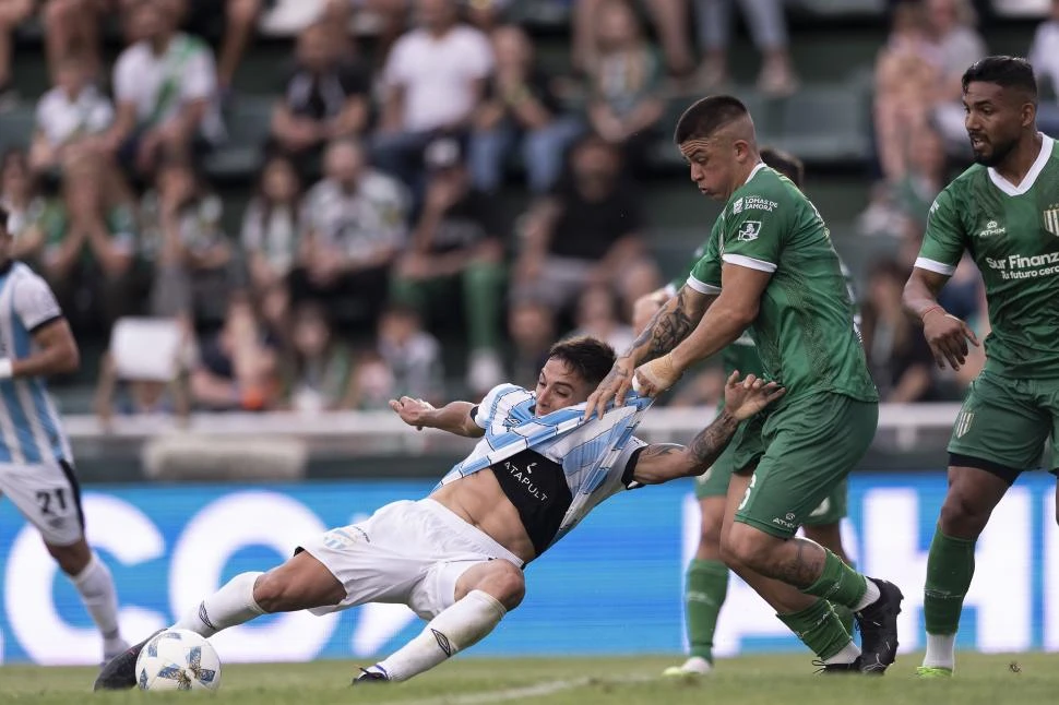 DIFÍCIL DE CONTROLAR. Mateo Coronel recibe la infracción de Quirós, aunque no se da por vencido. El delantero es un dolor de cabeza para las defensas rivales. Fotos de Matías Napoli Escalero (especial para La Gaceta)