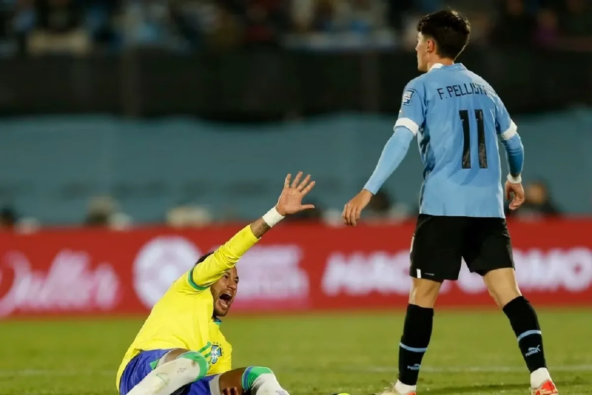 MUCHO DOLOR. Neymar quedó tendido en el suelo, tras el cruce con Nicolás de la Cruz. FOTO TOMADA DE INFOBAE.