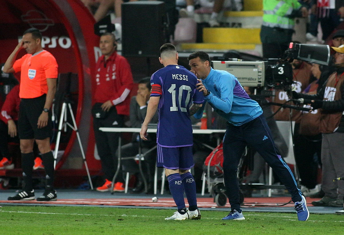 RENDIDO ANTE EL 10. Scaloni destacó la presencia de Lionel Messi y espera que el capitán juegue por mucho tiempo en la Selección. FOTO TOMADA DE TWITTER. 