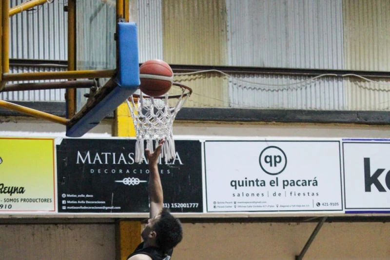 Talleres y Asociación Mitre lideran el básquet local