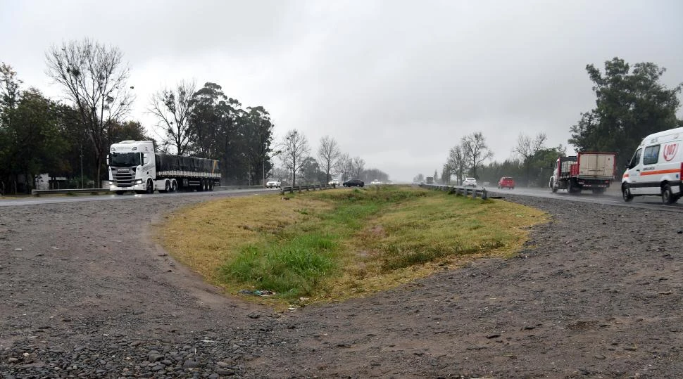 “DE BARRIO A BARRIO”. Abundan los  caminos de tierra que cruzan clandestinamente la platabanda a la altura de los accesos sur y este a la capital. 