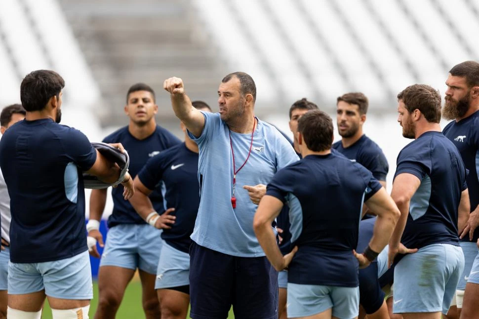 INDICACIONES. Los Pumas en el entrenamiento, recibiendo precisiones sobre aspectos relacionados con el rival.