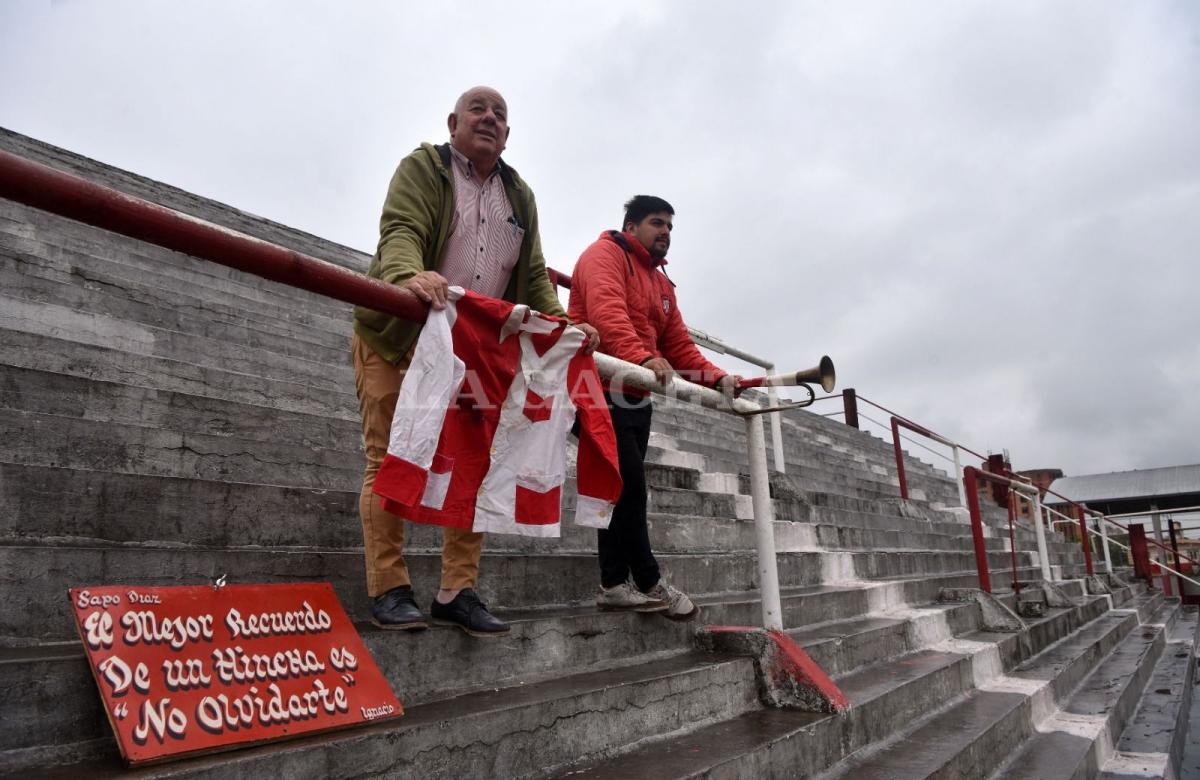 EN LA TRIBUNA. Las reliquias de Díaz son habitualmente exhibidas en una vitrina. Los dirigentes Leandro Décima y Roberto Medina posaron con la chaqueta de 