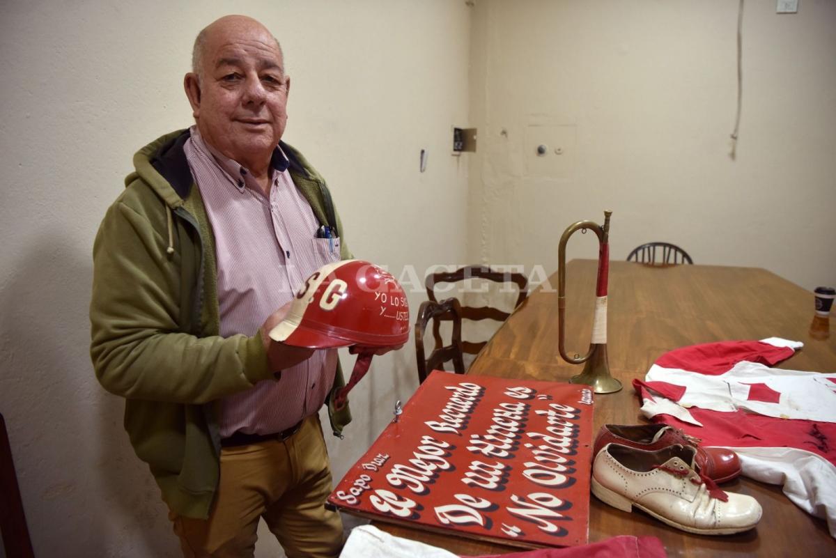 UN TESORO. Medina muestra el casco que era un distintivo en la indumentaria de sapo Díaz. FOTO DE INÉS QUINTEROS ORIO