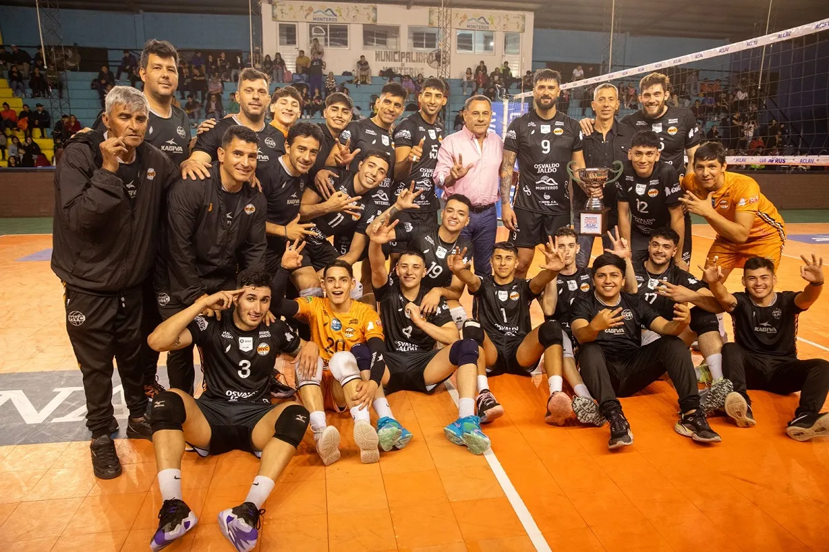 TODOS JUNTOS. El plantel de Monteros Voley posa con el trofeo correspondiente al tercer puesto, luego del triunfo ante Ciudad Voley. FOTO GENTILEZA DE MONTEROS VOLEY.