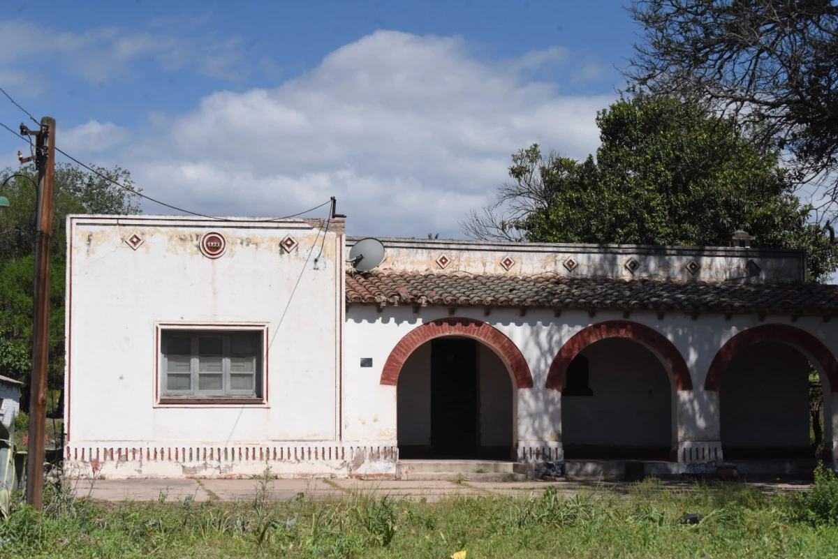 EN 2023. A seis décadas de los eventos que marcaron a los Moreno la casa se mantiene en pie. Los terrenos de su alrededor están siendo trabajados. LA GACETA / FOTO ANALÍA JARAMILLO.